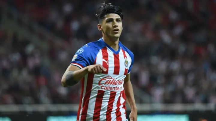 Chivas cambia de planes, deja vestido y alborotado a Alan Pulido