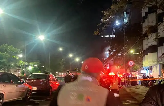 Rescatan a 60 personas atrapadas en incendio en hotel de la CDMX