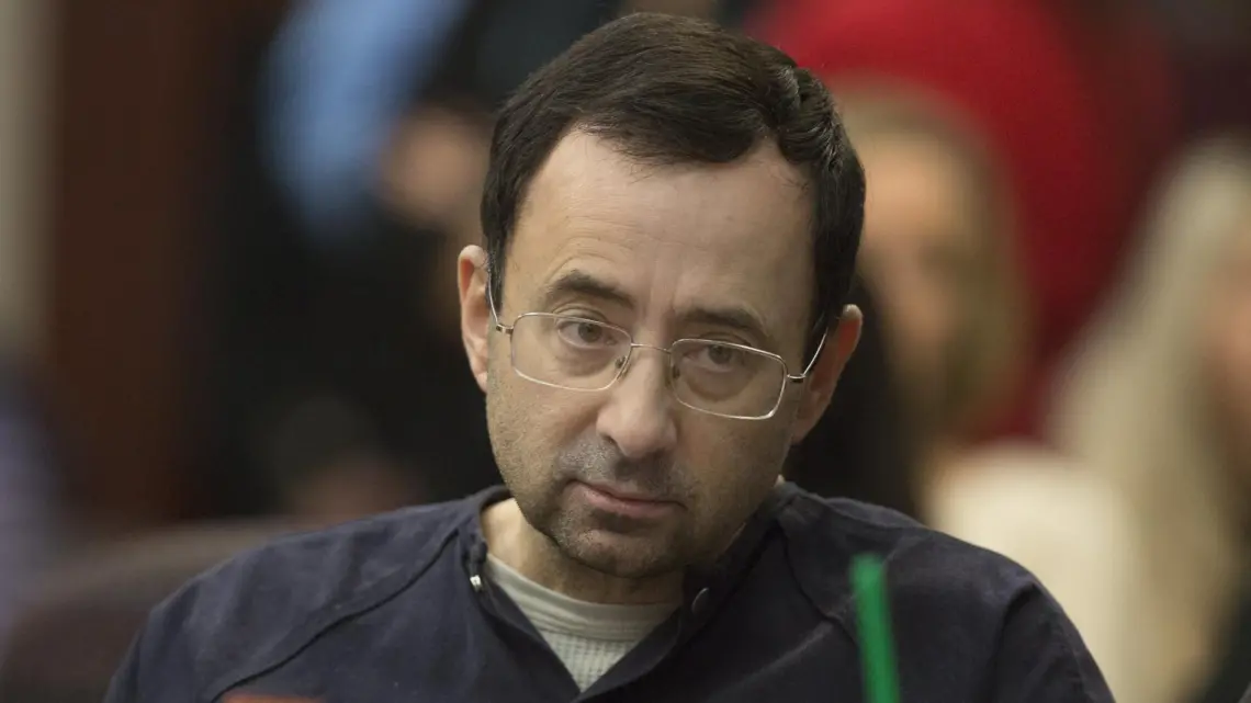 Apuñalan en la cárcel a Larry Nassar, médico condenado por abuso sexual de gimnastas