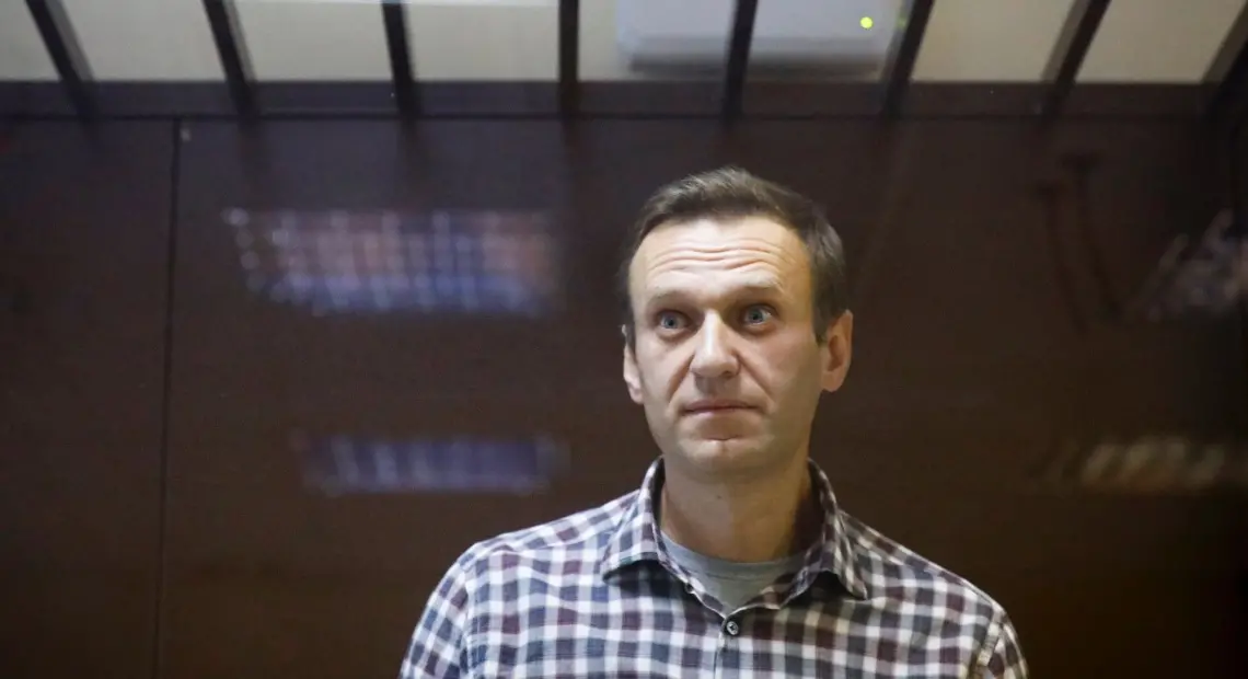 Sentencian a líder opositor ruso Navalny a 19 años de prisión por extremismo
