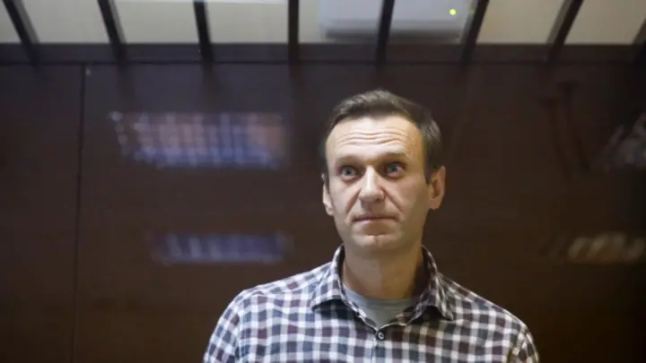 Sentencian a líder opositor ruso Navalny a 19 años de prisión por extremismo