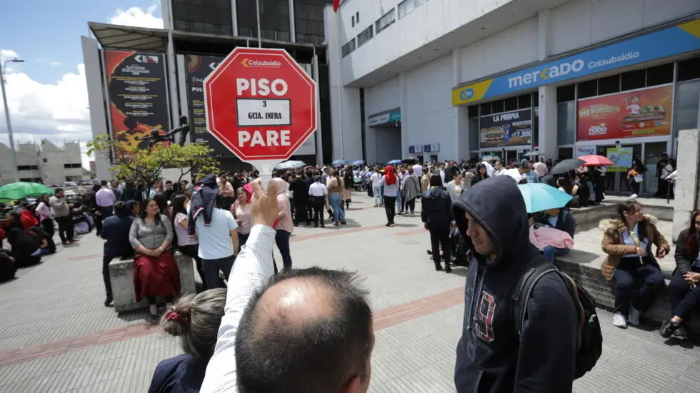 Fuerte terremoto y réplica en Colombia dejan al menos un muerto