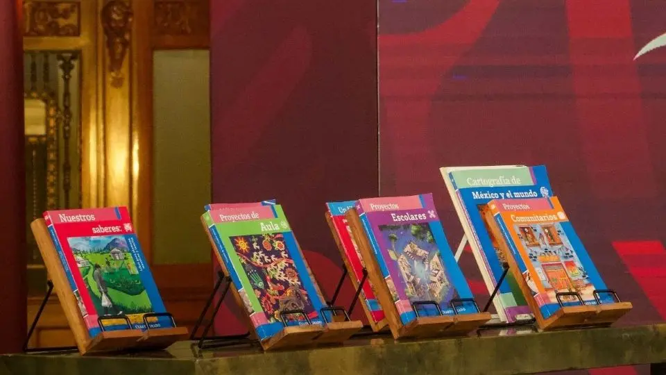 Señalan más omisiones y errores en libros de texto
