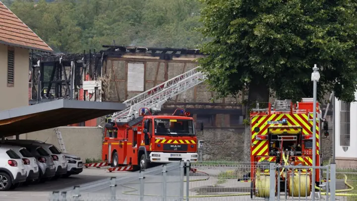 Francia: Investigan como homicidios las 11 muertes en incendio de albergue sin permisos