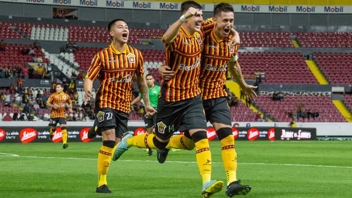 Leones Negros golea a los Alebrijes