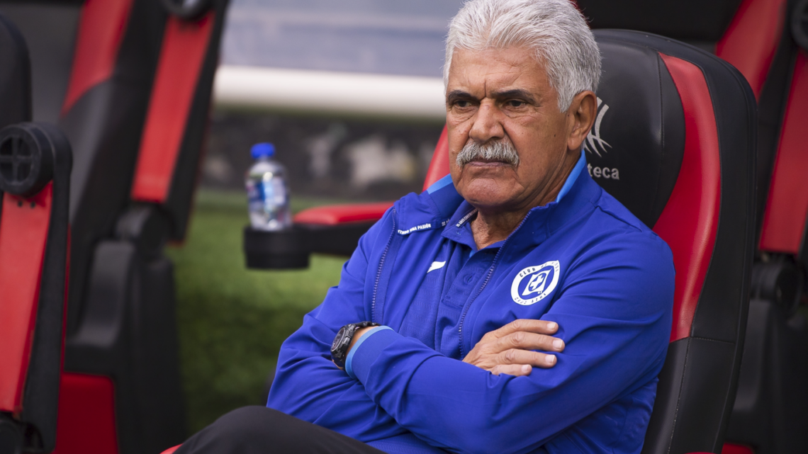 Tuca se une a lista de DTs que no pueden trascender en Cruz Azul