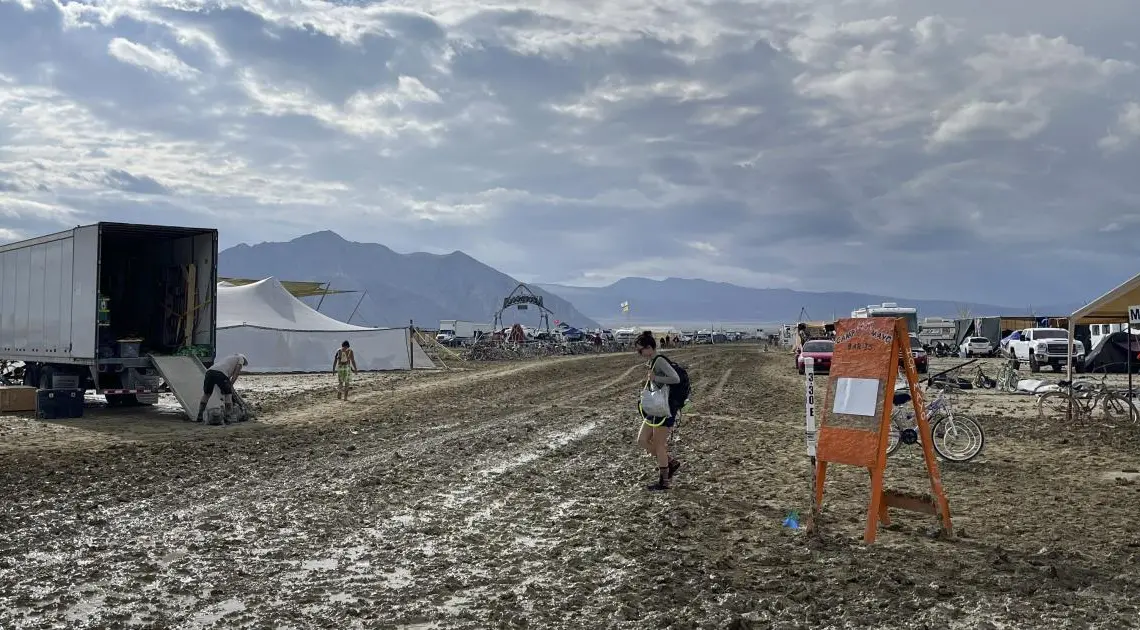 ¿Qué pasó en el Burning Man 2023? Más de 70 mil personas atrapadas en el desierto