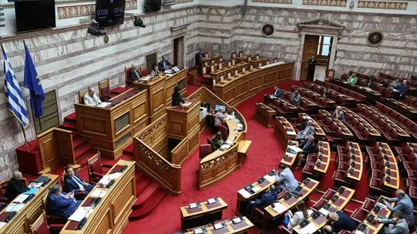 Grecia aprueba la ley que amplía a 6 los días de trabajo y hasta 13 horas