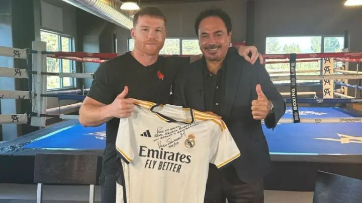 Canelo Álvarez recibe obsequio de Hugo Sánchez