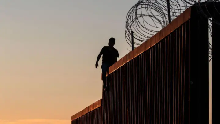 Migrantes aprovechan reparación del muro fronterizo y pasan a Estados Unidos