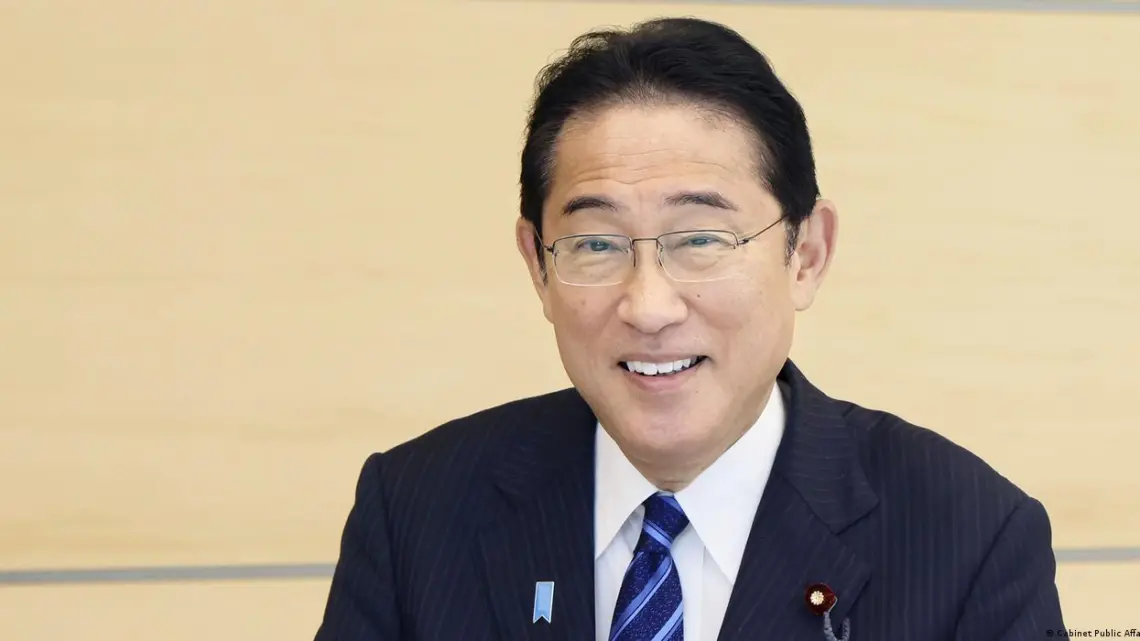 Primer ministro de Japón come pescado tras verter agua de reactores al mar