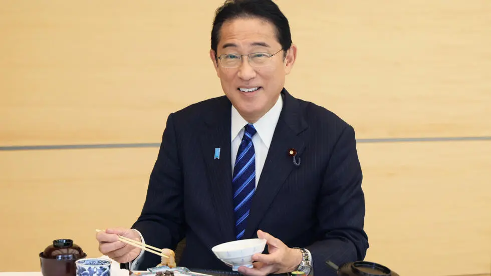 Primer ministro de Japón come pescado tras verter agua de reactores al mar