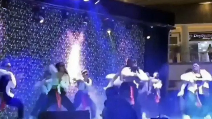 Colapsa escenario y golpea a bailarines en Colombia (VIDEO)