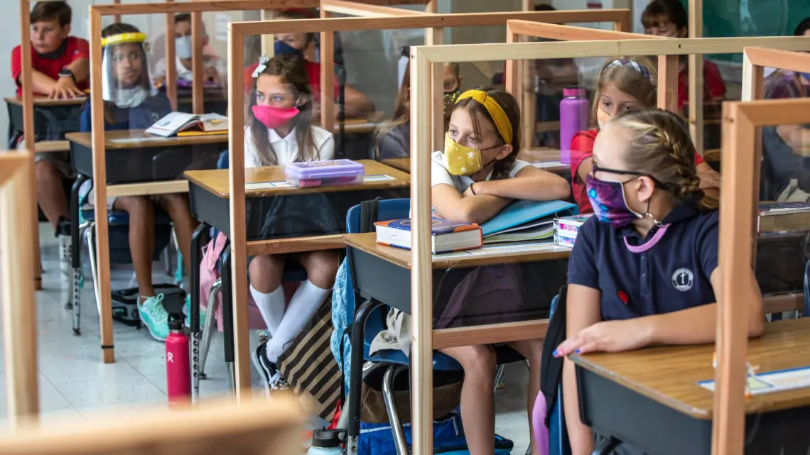 Alegría y tristeza en primer día de clases en Ucrania