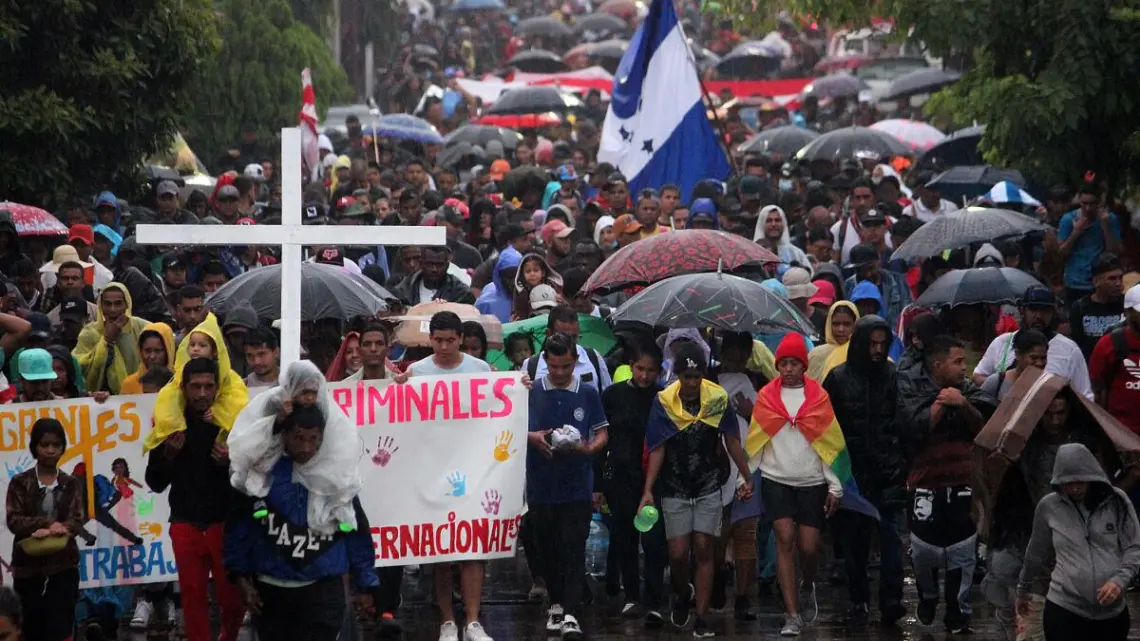 Miles de migrantes atraviesan México en pequeñas caravanas