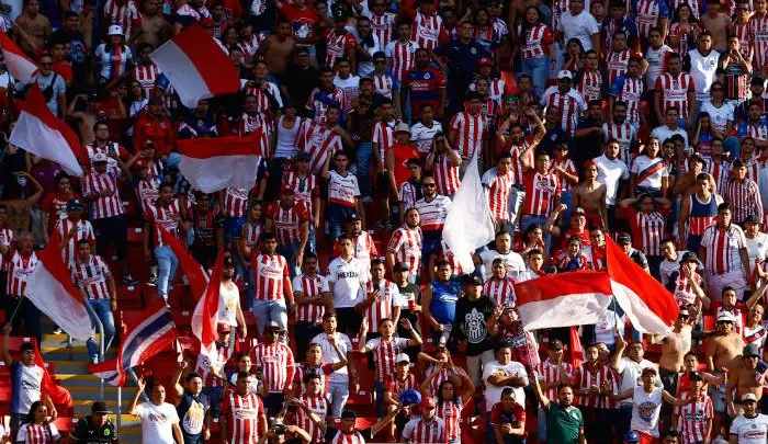 Aficionados de Chivas atacan camión donde viajaban familias de Monterrey 