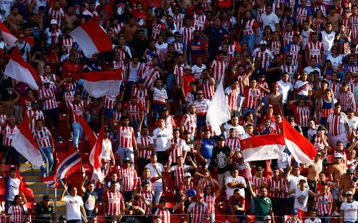 Aficionados de Chivas atacan camión donde viajaban familias de Monterrey 