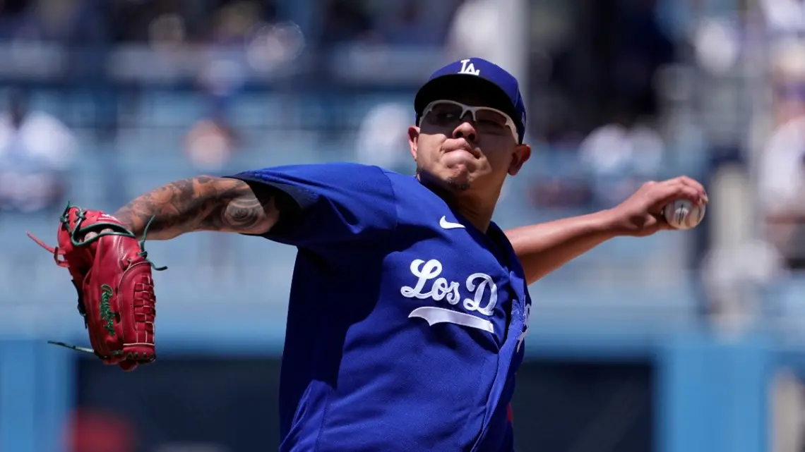 Julio Urías enfrenta un cargo grave de agresión