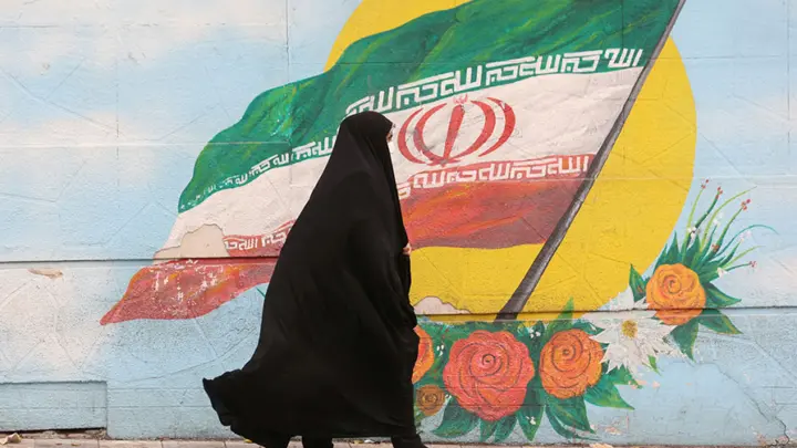 Irán aprueba iniciativa que endurece sanciones para mujeres que no usen el velo