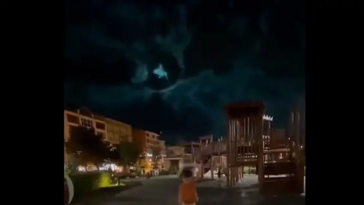 ¡Se iluminó todo! Filman un probable meteorito en el este de Turquía