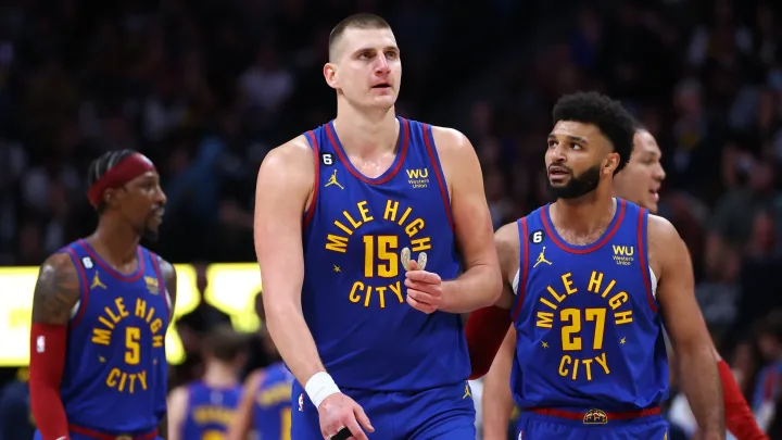 “Los Nuggets Inician la Temporada con un Triunfo sobre los Lakers y Celebran su Título Histórico de la NBA”