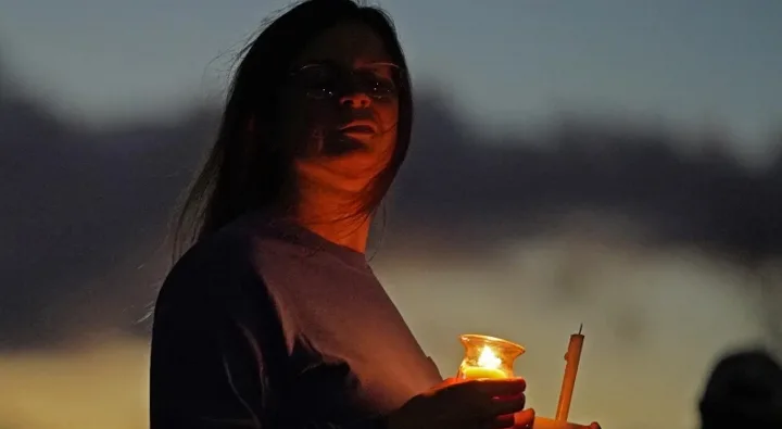 Residentes de Maine se reúnen para orar tras masacre que dejó 18 muertos
