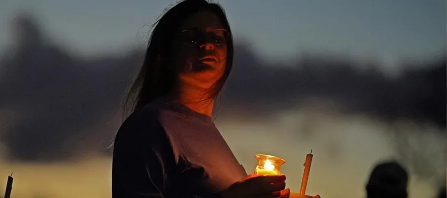 Residentes de Maine se reúnen para orar tras masacre que dejó 18 muertos