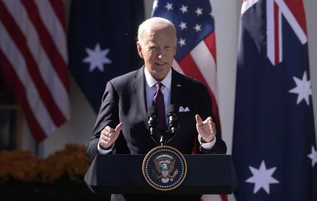 Tras el tiroteo en Maine, Biden pide a los republicanos apoyar prohibición de armas