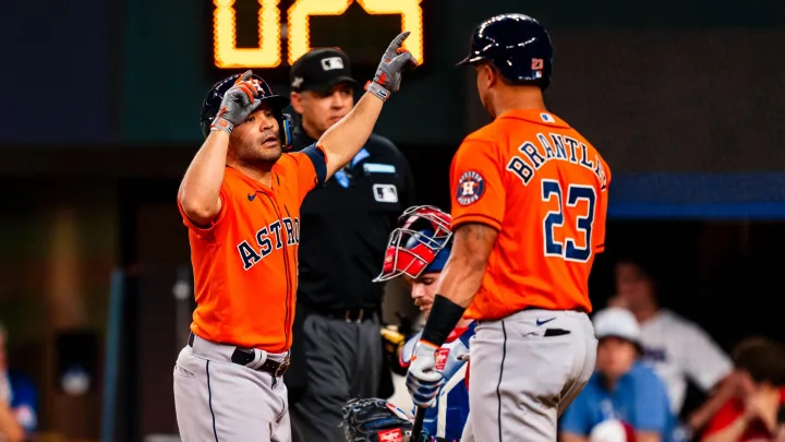 “Houston Revive: Astros Igualan la Serie Frente a los Rangers con una Victoria de 10-3”