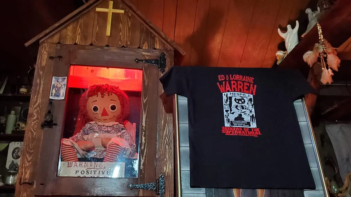 Cambian de lugar a muñeca Annabelle; te contamos por qué no debieron hacerlo (VIDEO)
