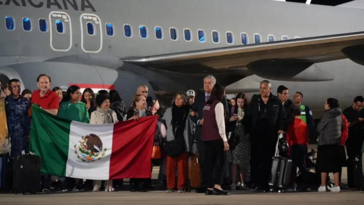 Llega primer vuelo de mexicanos repatriados desde Israel 
