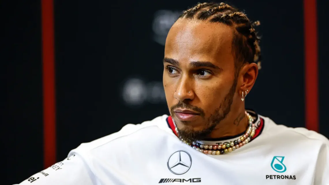  “Lewis Hamilton Critica la Falta de Apoyo de Red Bull a ‘Checo’ Pérez”