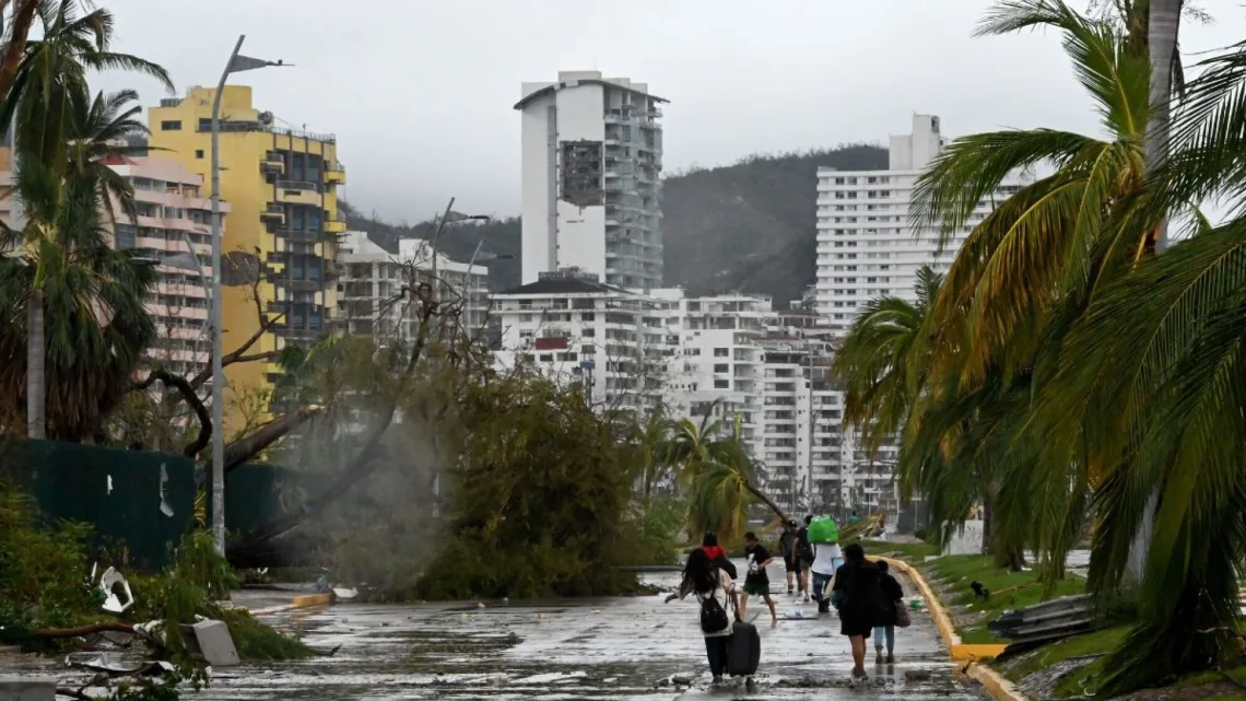 Huracán “Otis” destroza e incomunica a Acapulco