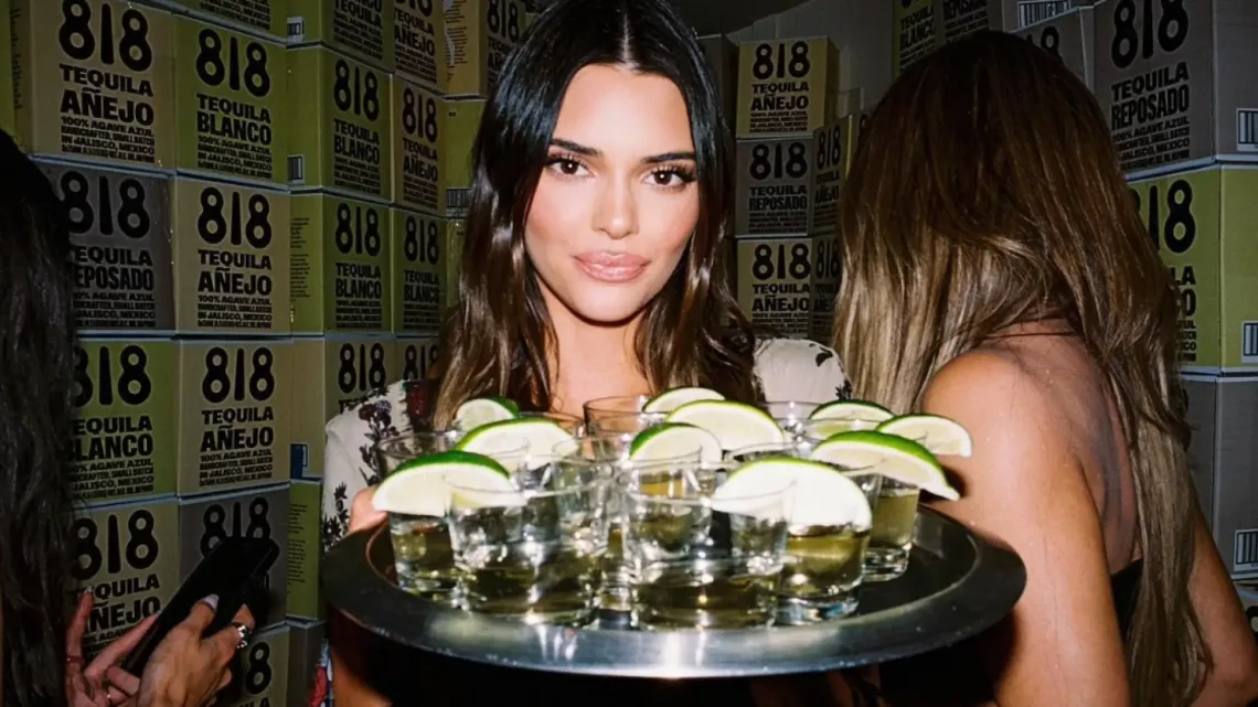 “Kendall Jenner Deja su Huella con 818 Tequila en las Universidades de Estados Unidos”