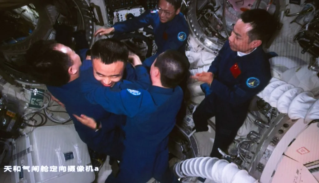 Misión Shenzhou-16 regresa a la Tierra tras ser primeros en vivir en Tiangong