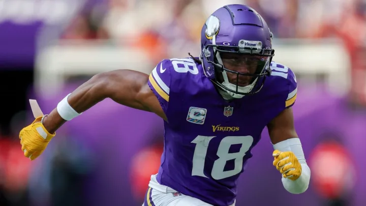 “Justin Jefferson, Estrella de los Vikings, se Pierde Cuatro Semanas por Lesión en el Muslo”