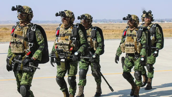 “Gobierno Mexicano Aumenta Impuestos en Aeropuertos para Financiar a las Fuerzas Armadas”