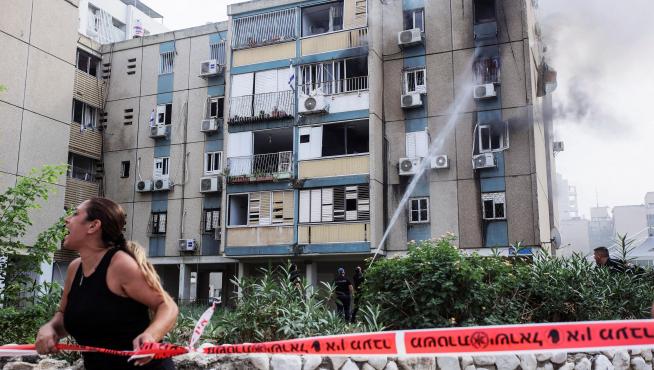 Cohete de largo alcance impacta edificio en Tel Aviv y deja 3 heridos