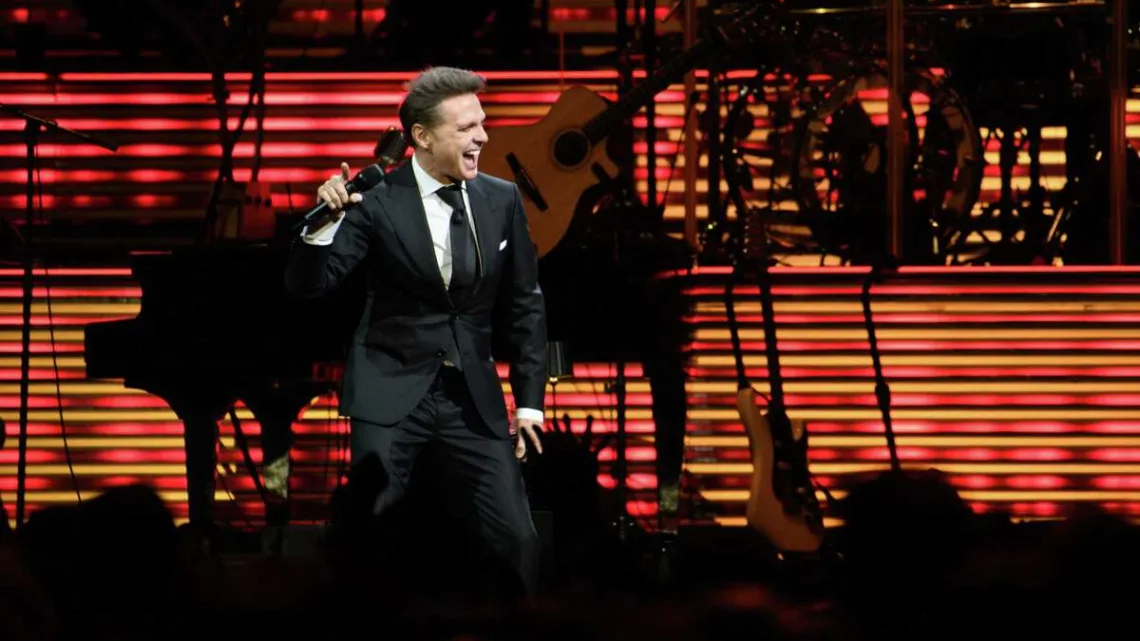 “Misterio en el Concierto de Luis Miguel: Un Sospechoso Regalo Intriga a sus Fans”