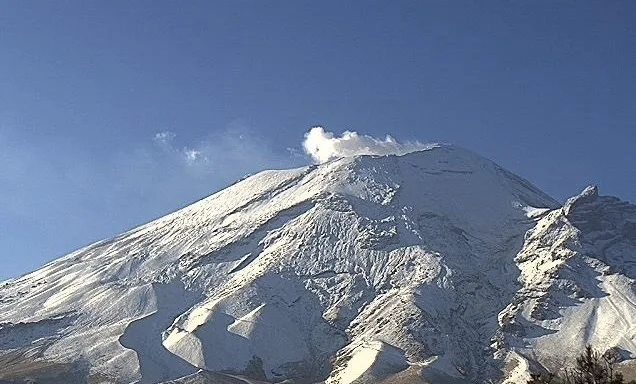 Captan imágenes de Popocatépetl cubierto de nieve 