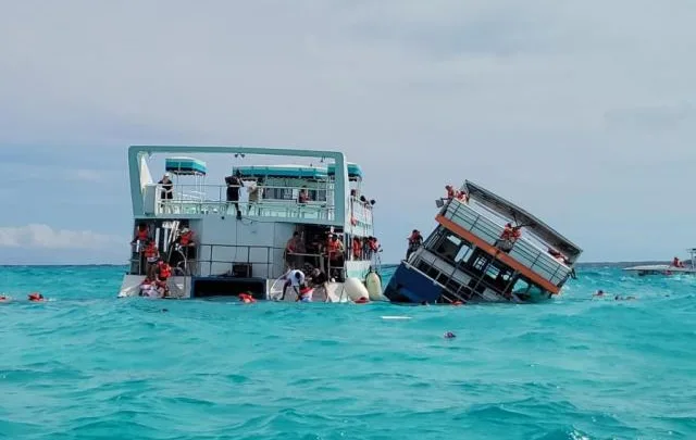Barco se hunde en Bahamas; captan video del momento