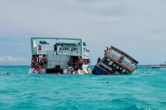 Barco se hunde en Bahamas; captan video del momento