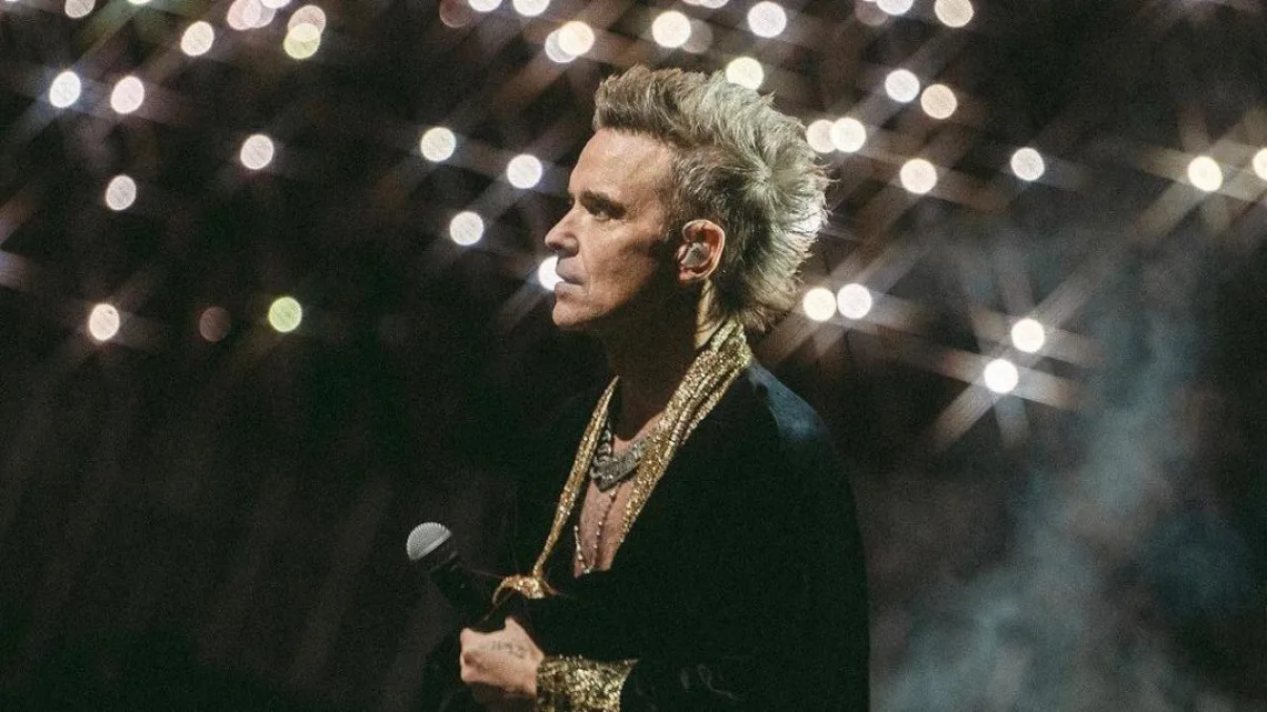 “Tragedia en Concierto de Robbie Williams: Muere Fan de 70 Años Tras Caer de las Gradas”