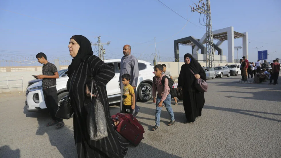 Primer grupo de extranjeros sale de la Franja de Gaza hacia Egipto