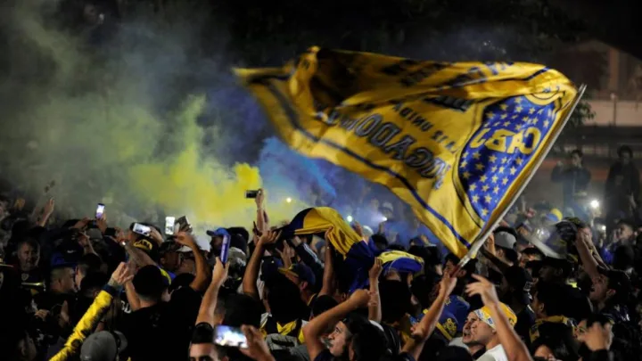  “Tragedia en el Futbol: Joven Aficionado de Boca Juniors se Quita la Vida Tras Derrota en la Copa Libertadores”