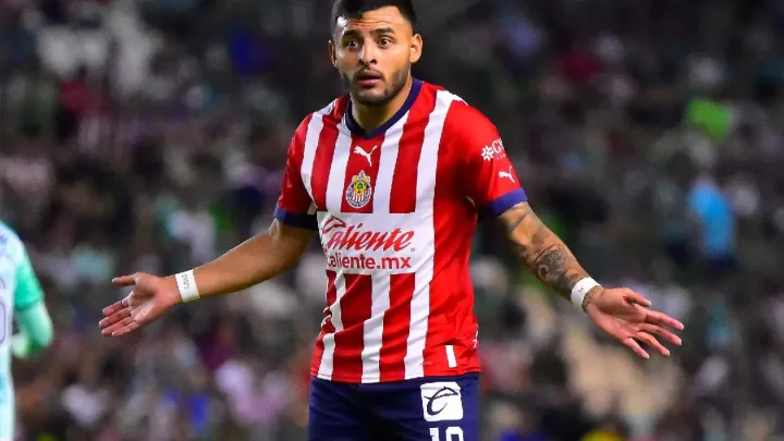 “Chivas busca trueque con Monterrey: Negociación podría incluir a Alexis Vega”