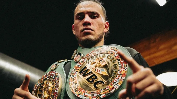 “David Benavidez Desafía al Canelo Álvarez: ‘Listo para una Verdadera Guerra'”