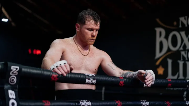 “Canelo Álvarez Mantiene la Calma ante el Nuevo Reto de David Benavidez”