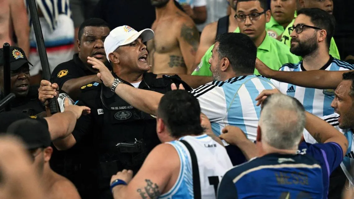 “Violencia en el Maracaná: Enfrentamientos entre Aficionados Obligan a Suspensión Temporal del Clásico Brasil vs. Argentina”