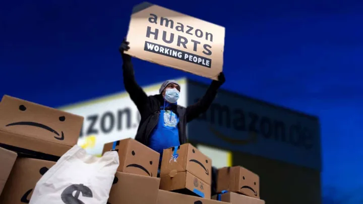 Trabajadores de Amazon hacen huelga por malas condiciones laborales este Black Friday